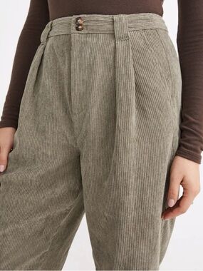 Madewell Curvy Corduroy High-Rise Tapered Pants 
Size 8